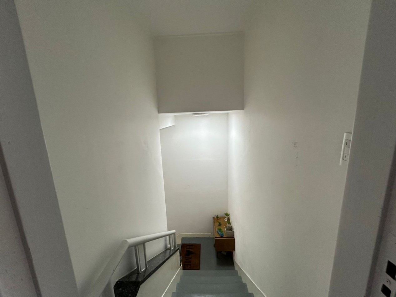 PH 4 AMBIENTES CON DEPENDENCIA Y PATIO TOTALMENTE RECICLADO.