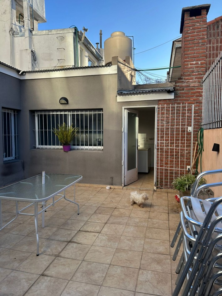 PH 4 AMBIENTES CON DEPENDENCIA Y PATIO TOTALMENTE RECICLADO.
