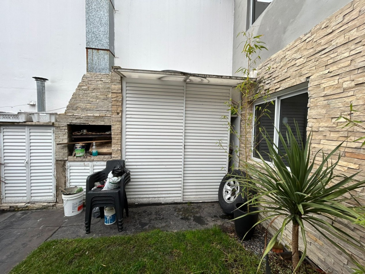 CASA DE 4 AMBIENTES  CON PATIO COCHERA DOBLE Y DEPARTAMENTO MONOAMBIENTE APTO CREDITO.