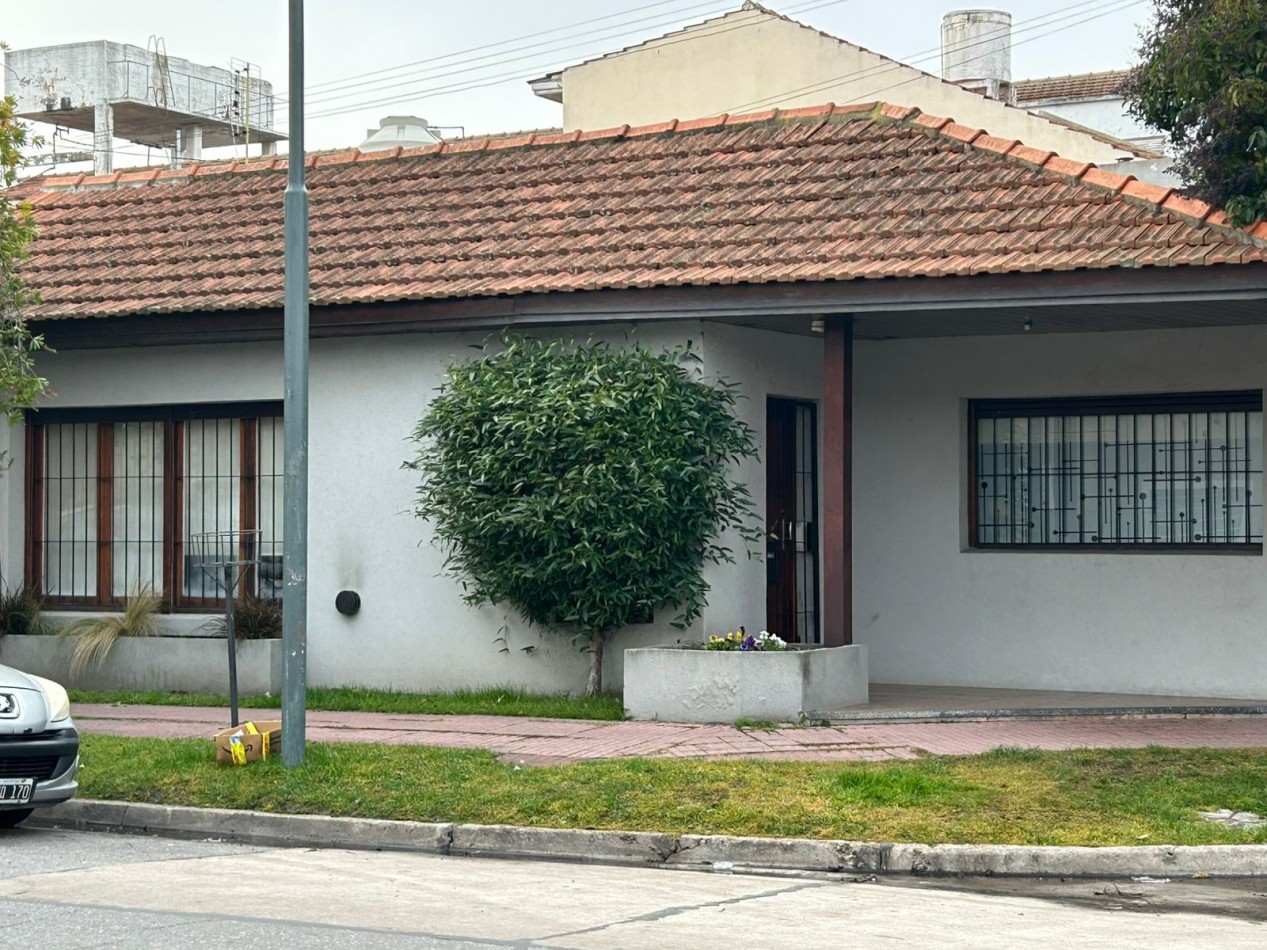 CASA DE 4 AMBIENTES  CON PATIO COCHERA DOBLE Y DEPARTAMENTO MONOAMBIENTE APTO CREDITO.