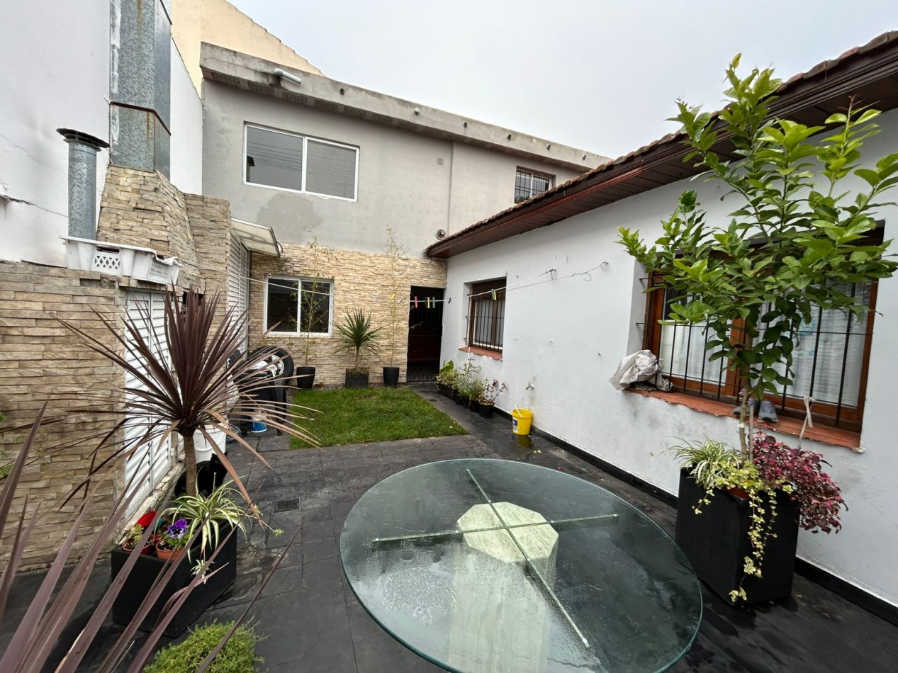 CASA DE 4 AMBIENTES  CON PATIO COCHERA DOBLE Y DEPARTAMENTO MONOAMBIENTE APTO CREDITO.