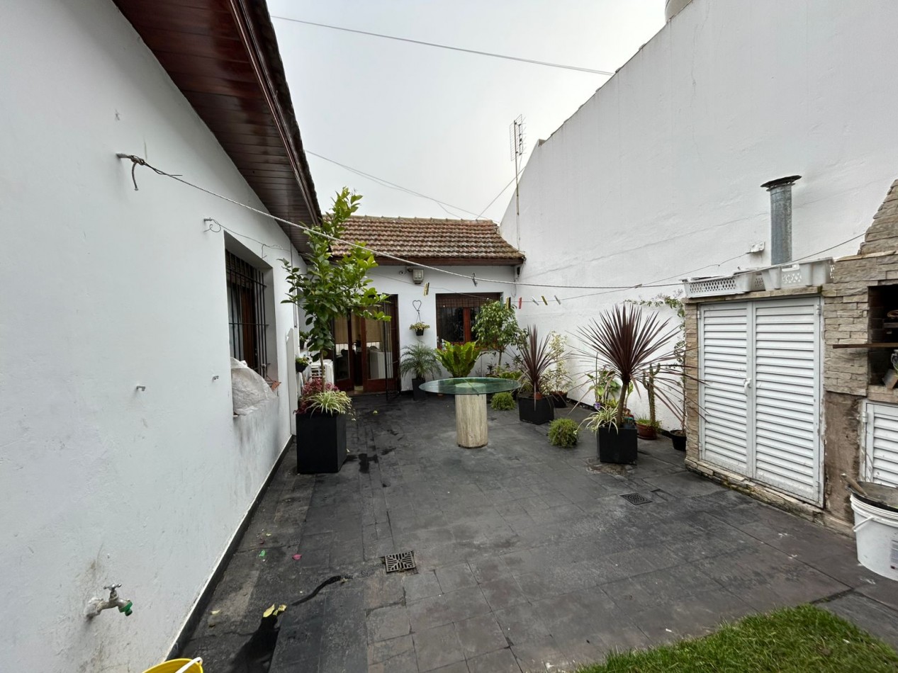 CASA DE 4 AMBIENTES  CON PATIO COCHERA DOBLE Y DEPARTAMENTO MONOAMBIENTE APTO CREDITO.