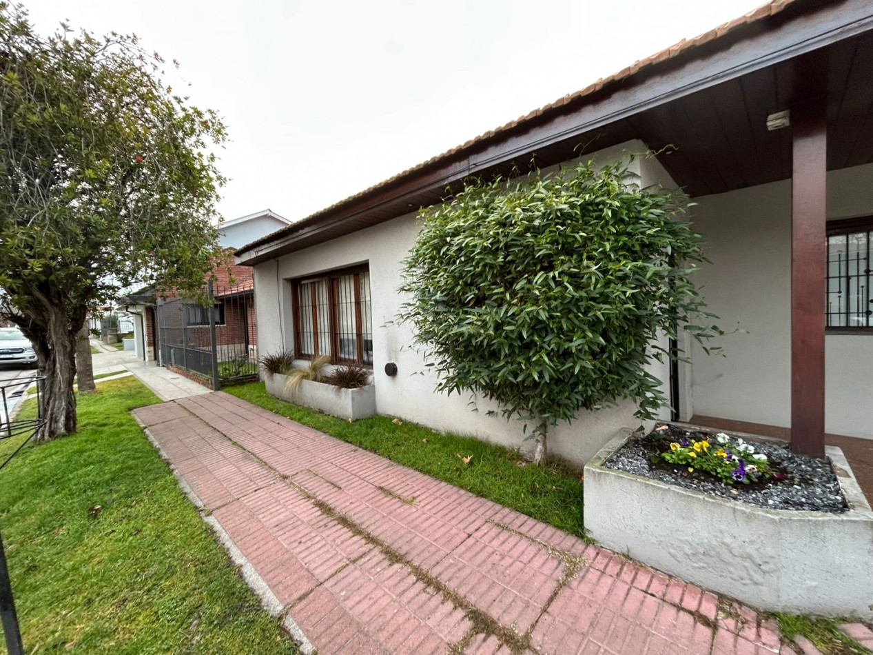 CASA DE 4 AMBIENTES  CON PATIO COCHERA DOBLE Y DEPARTAMENTO MONOAMBIENTE APTO CREDITO.