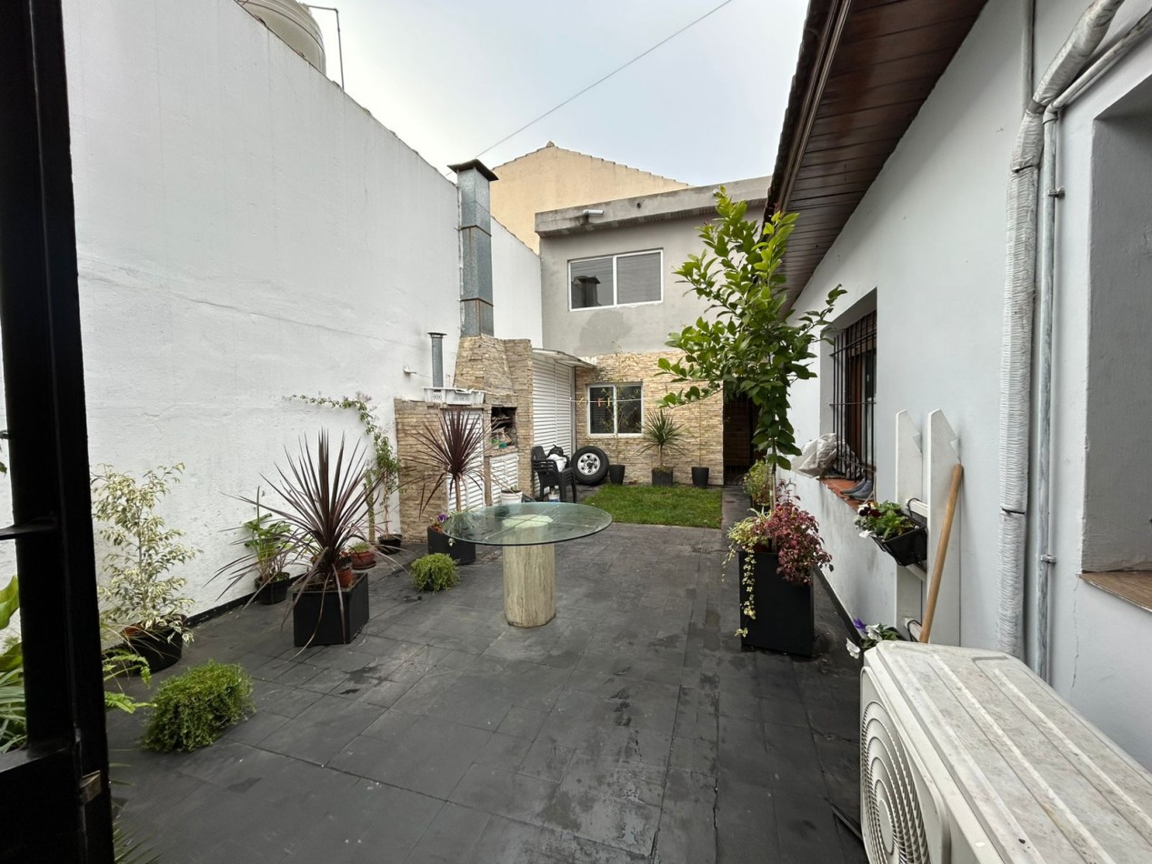 CASA DE 4 AMBIENTES  CON PATIO COCHERA DOBLE Y DEPARTAMENTO MONOAMBIENTE APTO CREDITO.