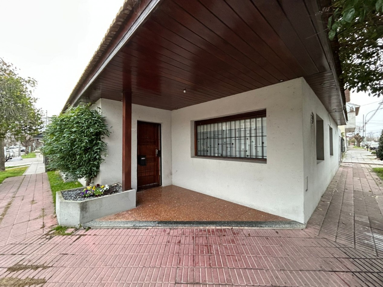CASA DE 4 AMBIENTES  CON PATIO COCHERA DOBLE Y DEPARTAMENTO MONOAMBIENTE APTO CREDITO.
