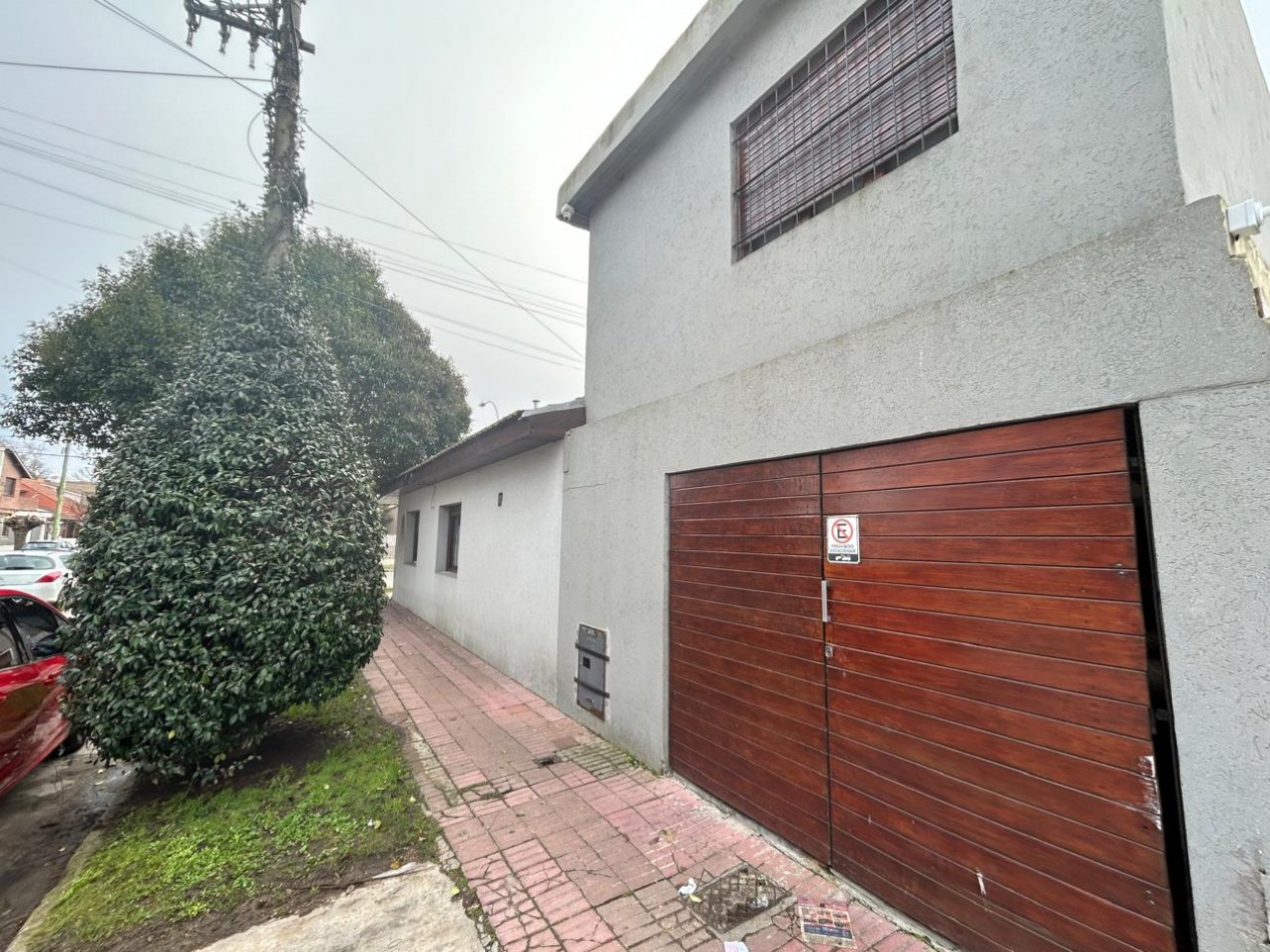 CASA DE 4 AMBIENTES  CON PATIO COCHERA DOBLE Y DEPARTAMENTO MONOAMBIENTE APTO CREDITO.