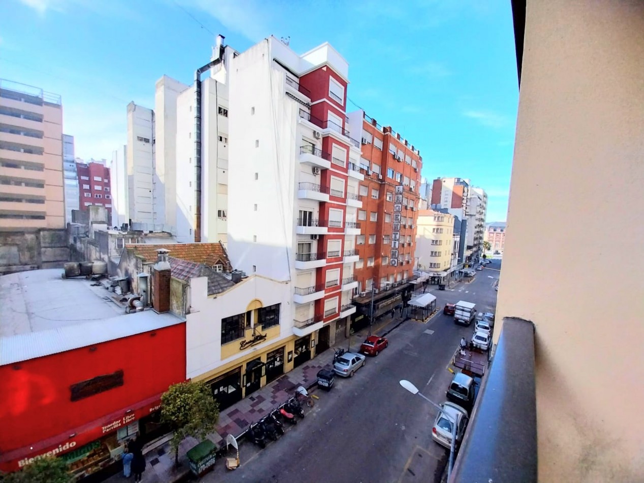 VENTA DEPTO 2 AMB CON DEPENDECIA Y LAVADERO. BALCON SALIENTE AL FRENTE. PLAZA COLON