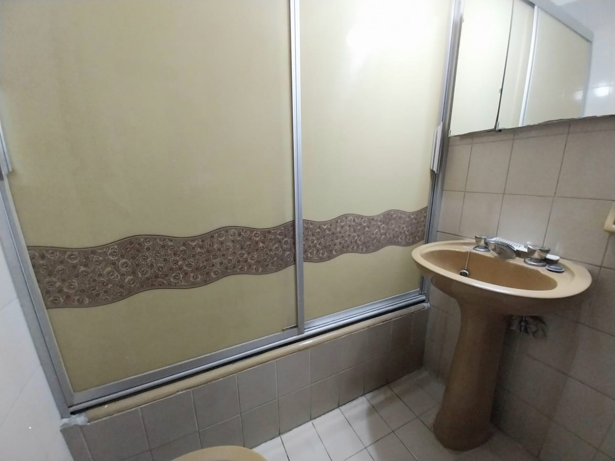 VENTA DEPTO 2 AMB CON DEPENDECIA Y LAVADERO. BALCON SALIENTE AL FRENTE. PLAZA COLON