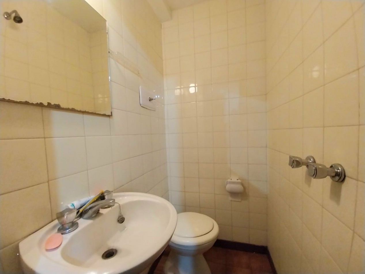 VENTA DEPTO 2 AMB CON DEPENDECIA Y LAVADERO. BALCON SALIENTE AL FRENTE. PLAZA COLON