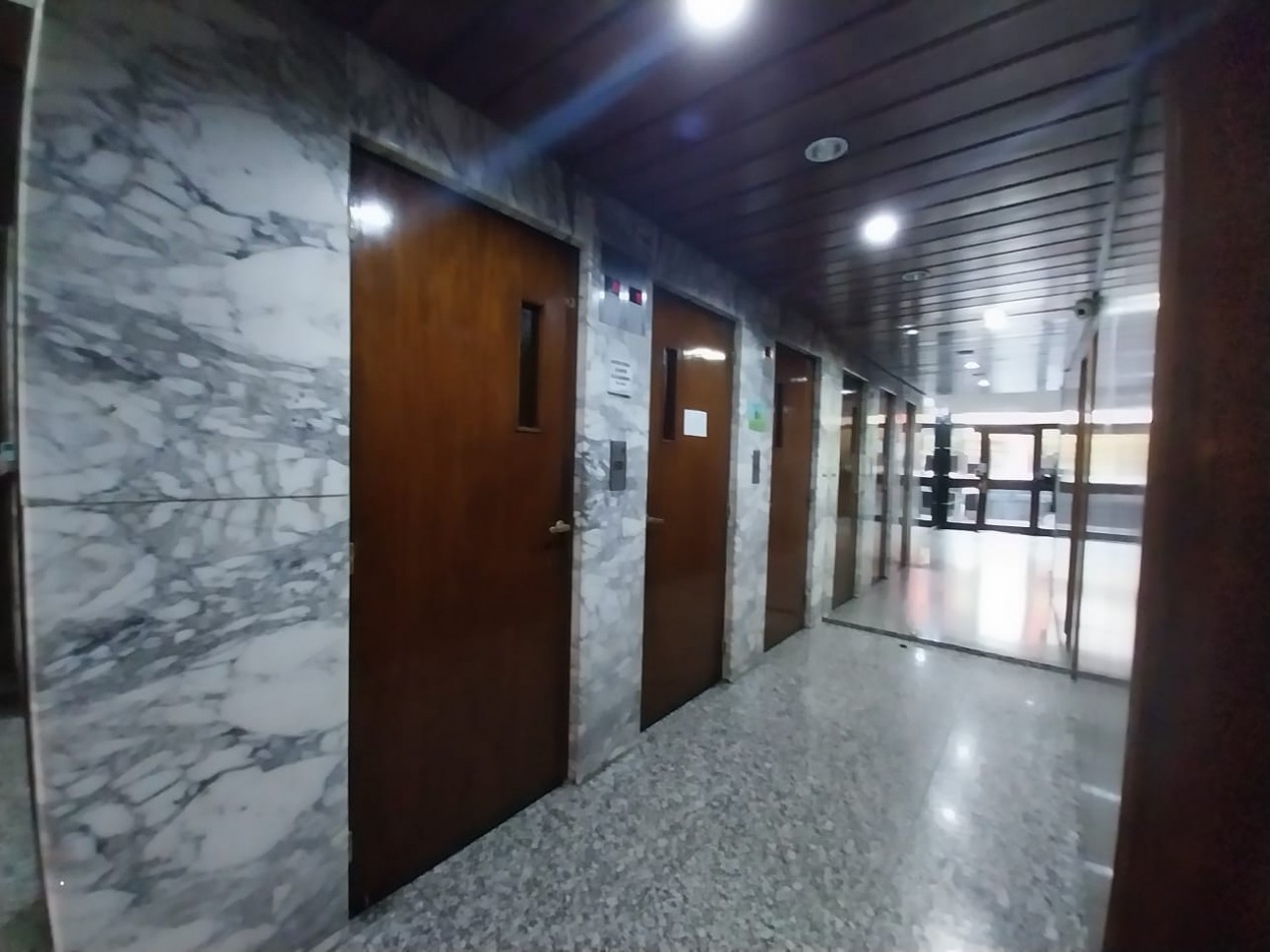 VENTA DEPTO 2 AMB CON DEPENDECIA Y LAVADERO. BALCON SALIENTE AL FRENTE. PLAZA COLON
