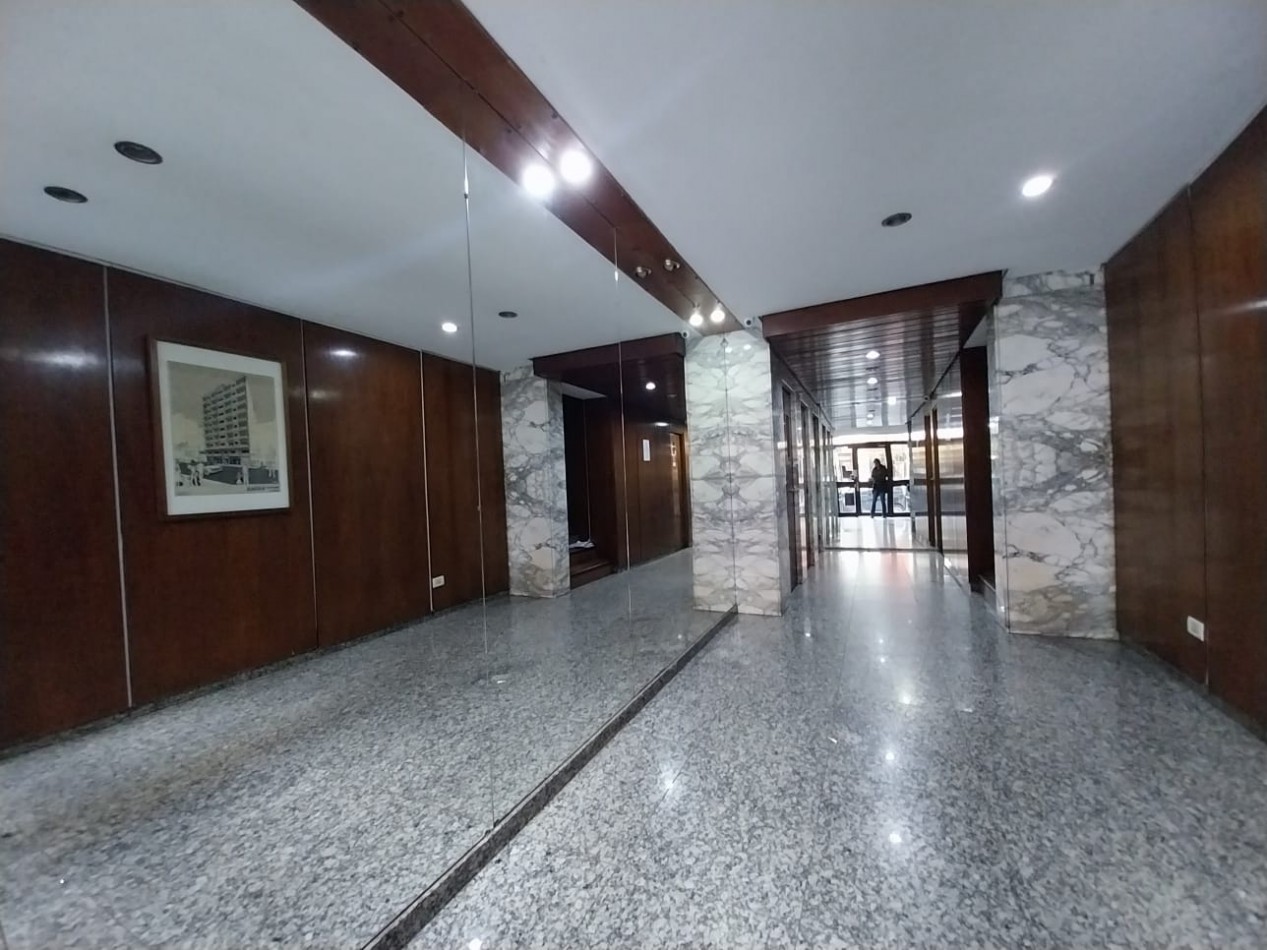 VENTA DEPTO 2 AMB CON DEPENDECIA Y LAVADERO. BALCON SALIENTE AL FRENTE. PLAZA COLON