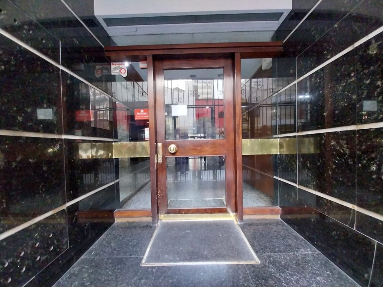 VENTA DEPTO 2 AMB CON DEPENDECIA Y LAVADERO. BALCON SALIENTE AL FRENTE. PLAZA COLON