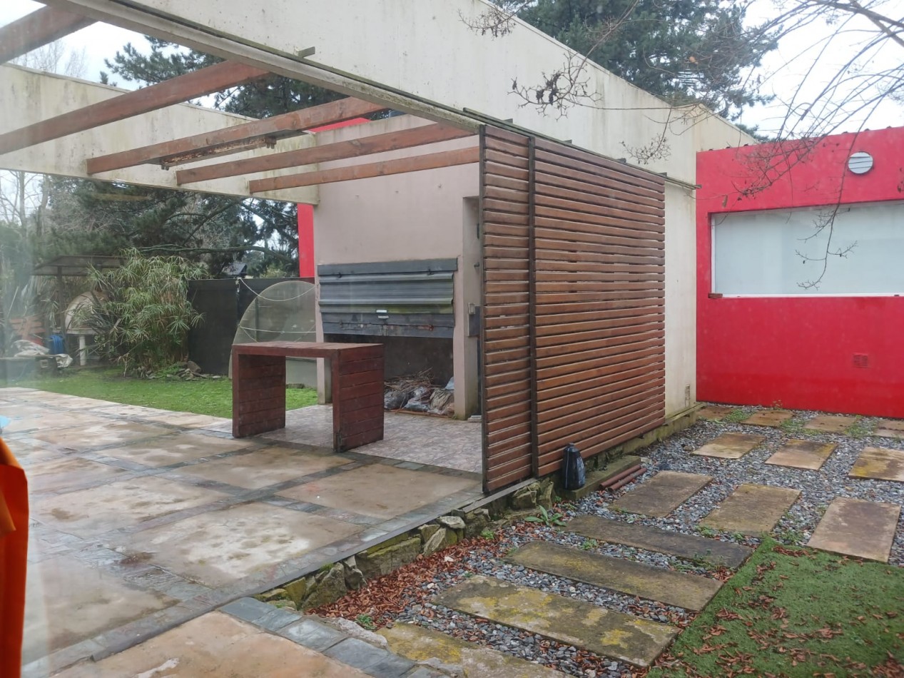 Venta casa en la Caleta, 3 ambientes, pileta, parque y parrilla