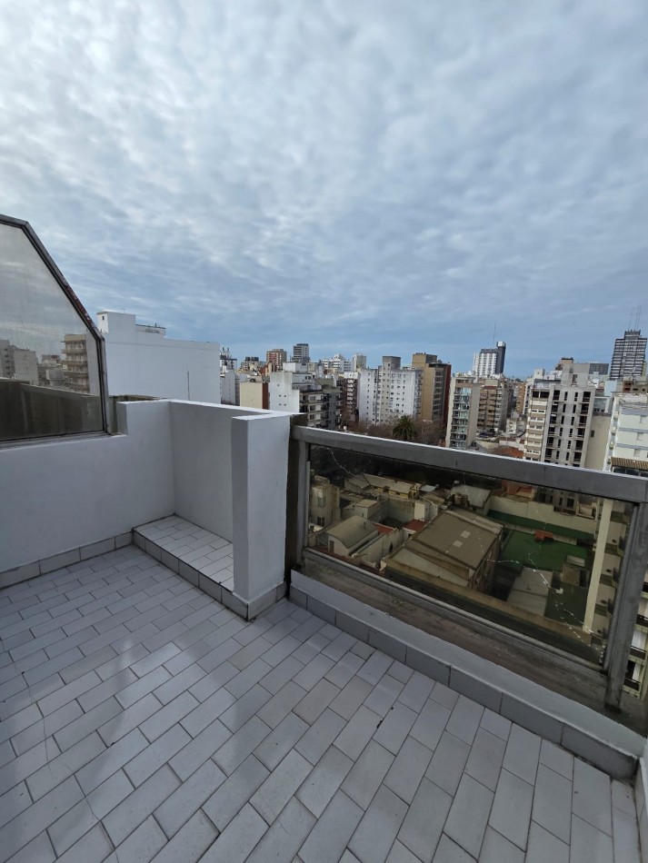 DEPARTAMENTO DOS AMBIENTES A LA CALLE CON BALCON Y COCHERA .LA PERLA