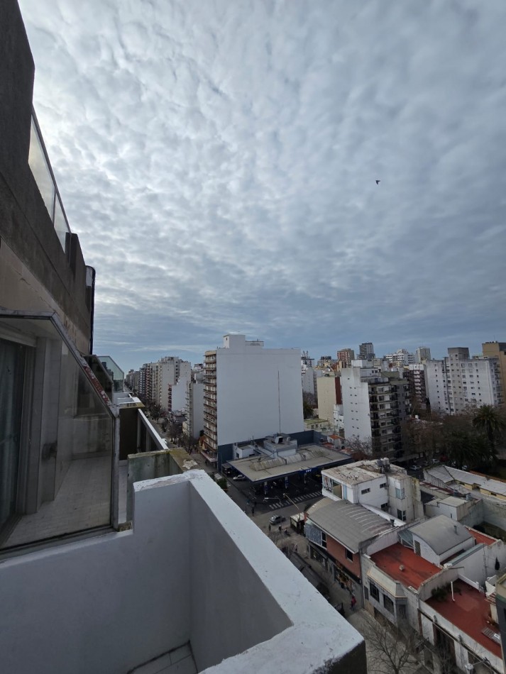 DEPARTAMENTO DOS AMBIENTES A LA CALLE CON BALCON Y COCHERA .LA PERLA
