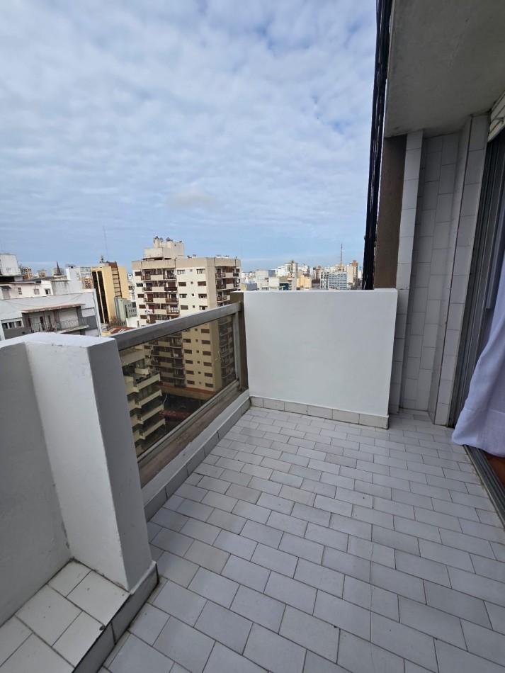 DEPARTAMENTO DOS AMBIENTES A LA CALLE CON BALCON Y COCHERA .LA PERLA