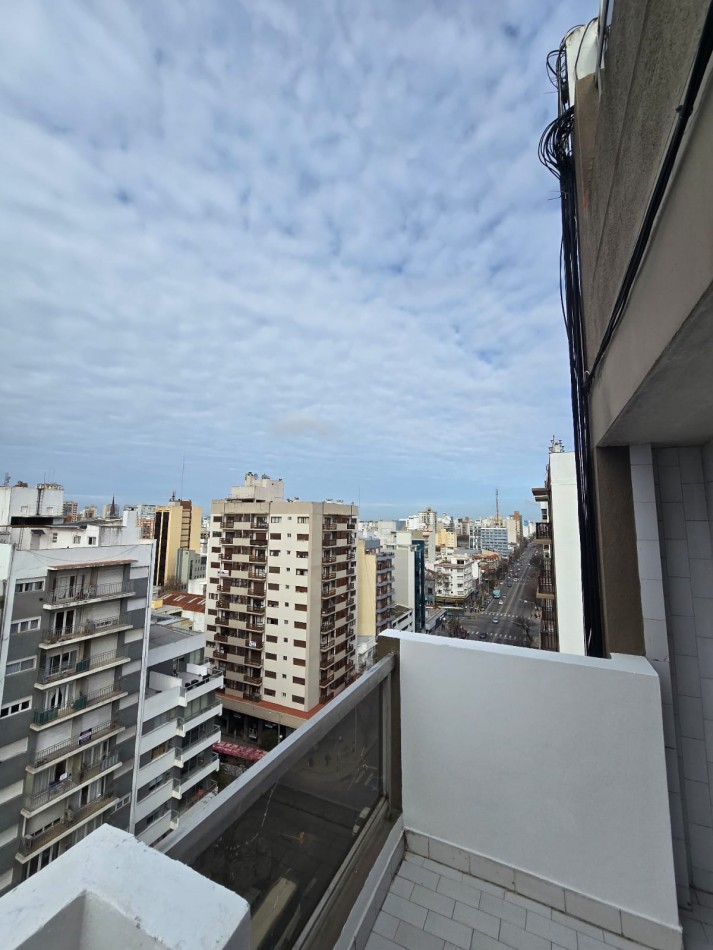 DEPARTAMENTO DOS AMBIENTES A LA CALLE CON BALCON Y COCHERA .LA PERLA