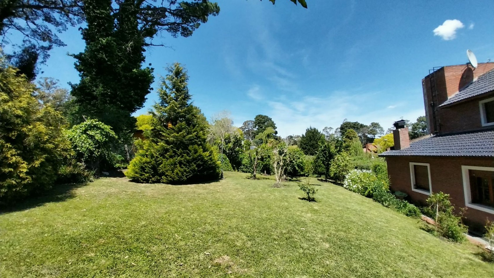 CASA 4 AMBIENTES CON GRAN PARQUE Y DETALLES DE CATEGORIA ZONA SIERRAS DE LOS PADRES.