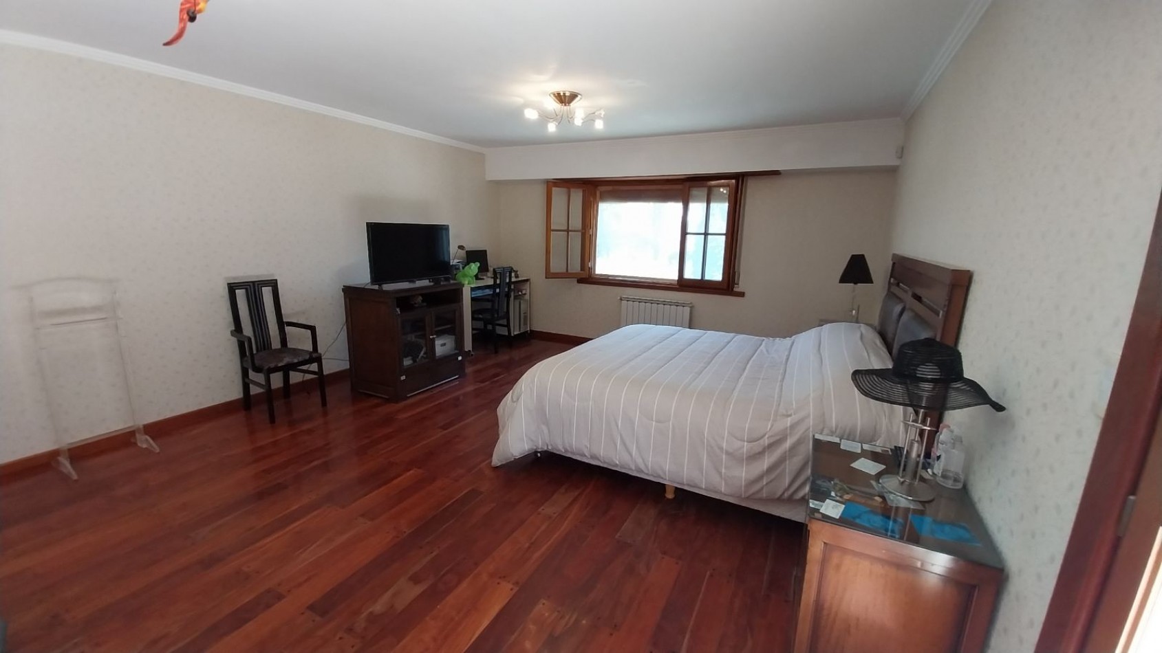 CASA 4 AMBIENTES CON GRAN PARQUE Y DETALLES DE CATEGORIA ZONA SIERRAS DE LOS PADRES.