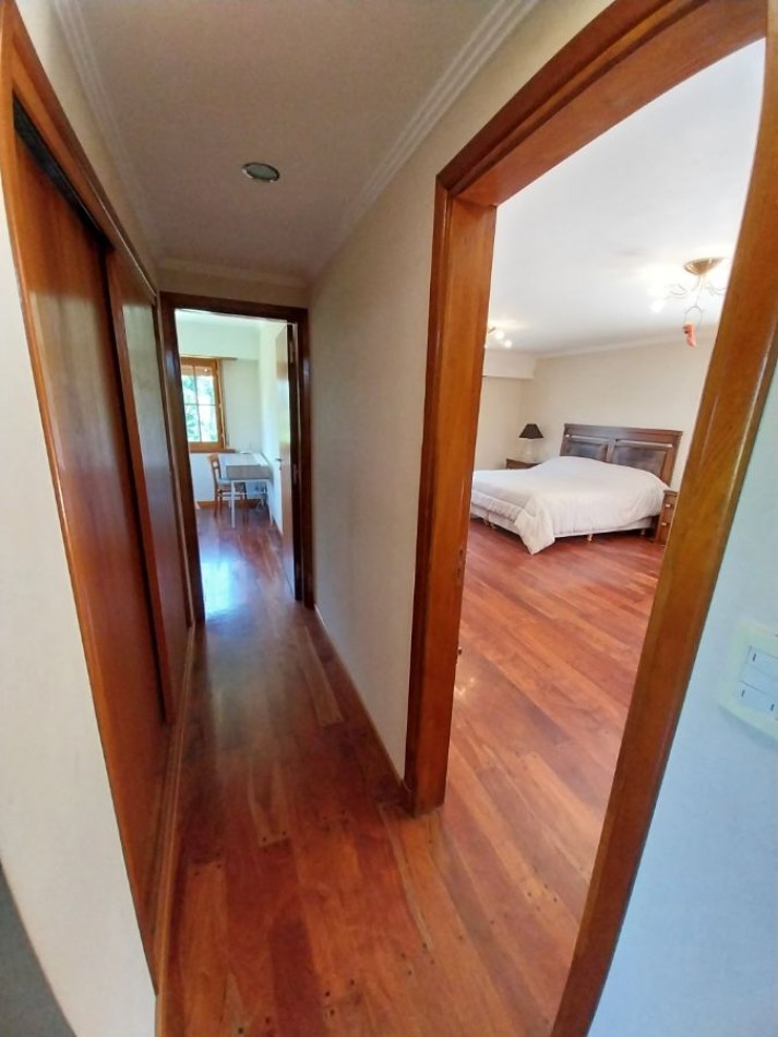 CASA 4 AMBIENTES CON GRAN PARQUE Y DETALLES DE CATEGORIA ZONA SIERRAS DE LOS PADRES.