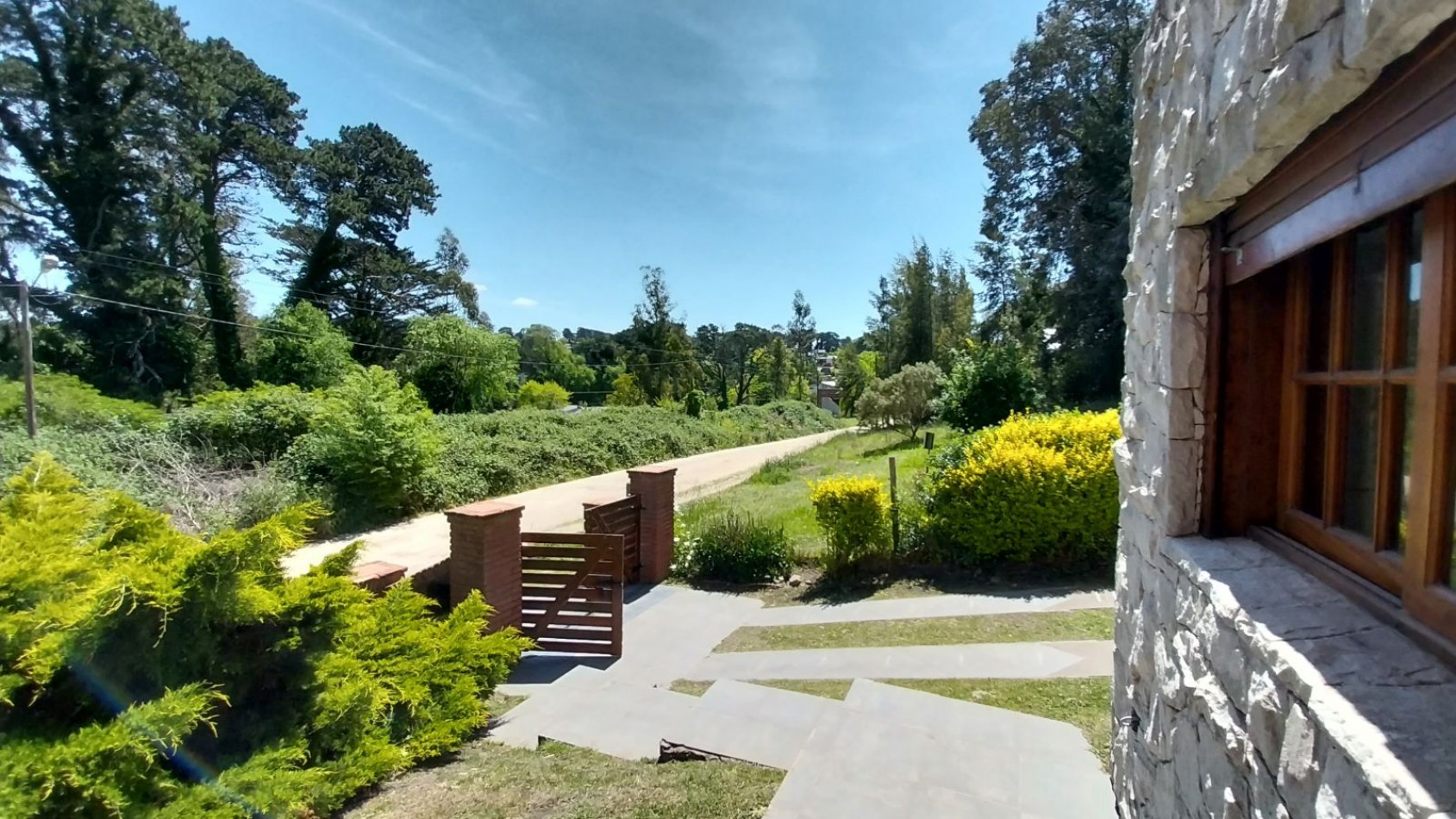CASA 4 AMBIENTES CON GRAN PARQUE Y DETALLES DE CATEGORIA ZONA SIERRAS DE LOS PADRES.