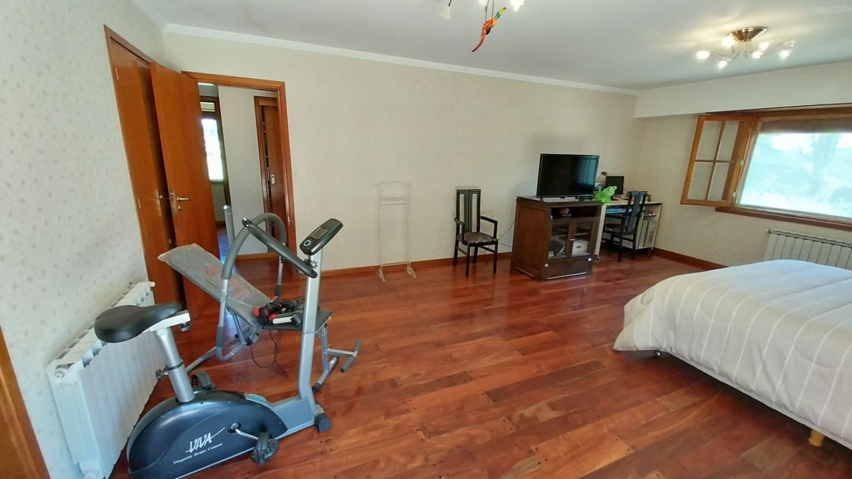 CASA 4 AMBIENTES CON GRAN PARQUE Y DETALLES DE CATEGORIA ZONA SIERRAS DE LOS PADRES.