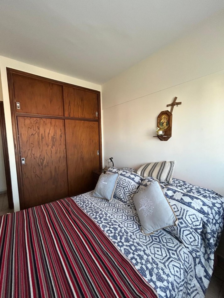 DEPARTAMENTO 3 AMBIENTES A LA CALLE CON COCHERA  2 PISO POR ESCALERA A METROS DEL MAR APTO CREDITO.