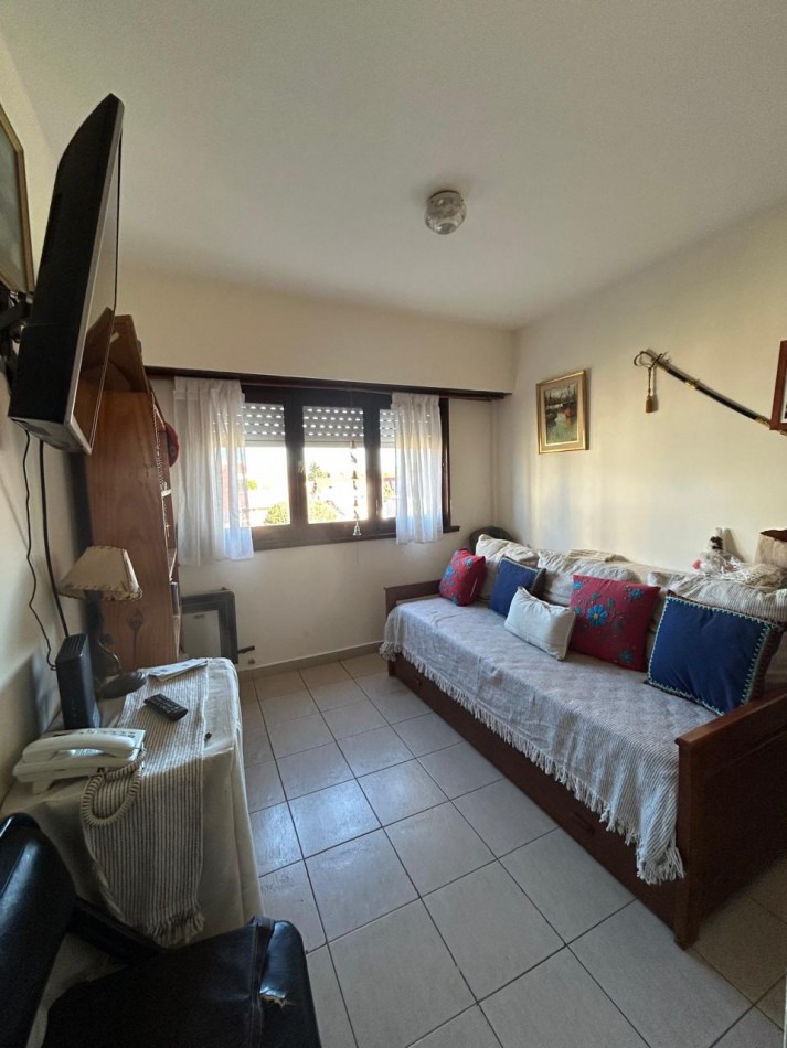 DEPARTAMENTO 3 AMBIENTES A LA CALLE CON COCHERA  2 PISO POR ESCALERA A METROS DEL MAR APTO CREDITO.