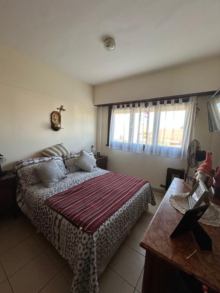 DEPARTAMENTO 3 AMBIENTES A LA CALLE CON COCHERA  2 PISO POR ESCALERA A METROS DEL MAR APTO CREDITO.