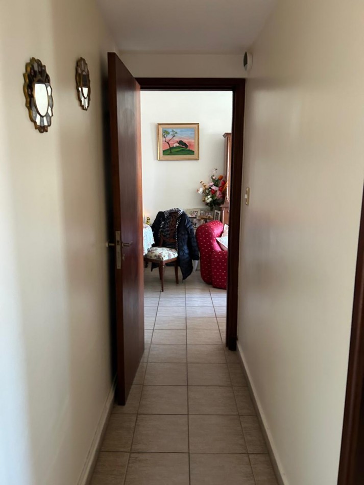 DEPARTAMENTO 3 AMBIENTES A LA CALLE CON COCHERA  2 PISO POR ESCALERA A METROS DEL MAR APTO CREDITO.