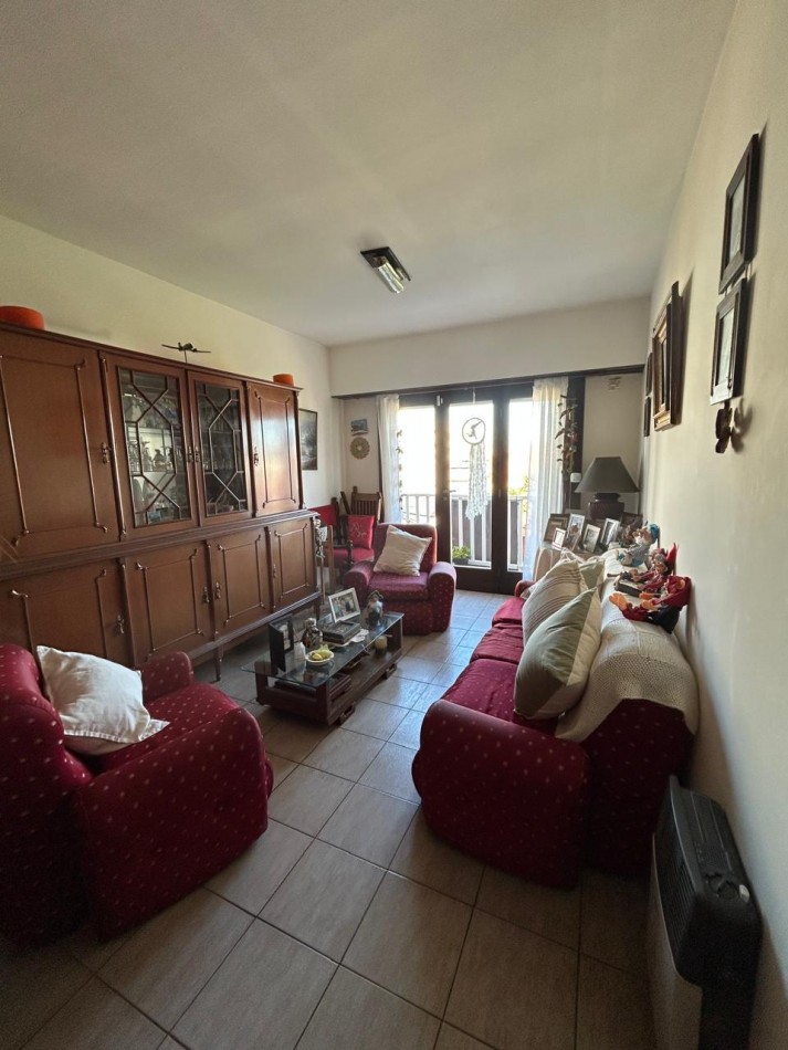 DEPARTAMENTO 3 AMBIENTES A LA CALLE CON COCHERA  2 PISO POR ESCALERA A METROS DEL MAR APTO CREDITO.