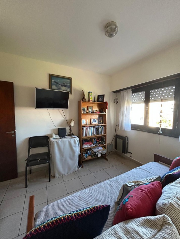 DEPARTAMENTO 3 AMBIENTES A LA CALLE CON COCHERA  2 PISO POR ESCALERA A METROS DEL MAR APTO CREDITO.