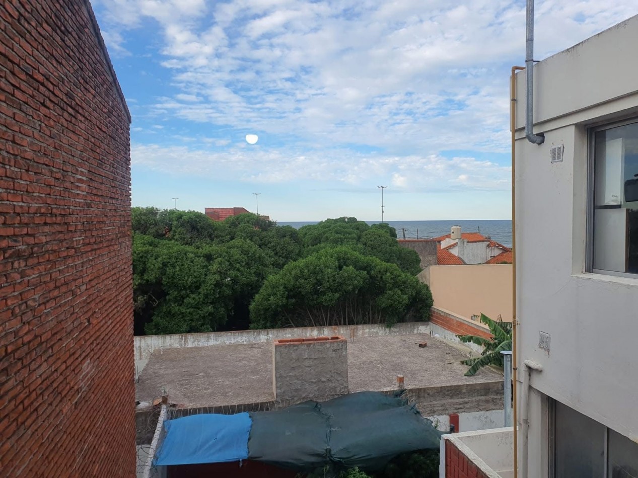 DEPARTAMENTO 3 AMBIENTES A LA CALLE CON COCHERA  2 PISO POR ESCALERA A METROS DEL MAR APTO CREDITO.