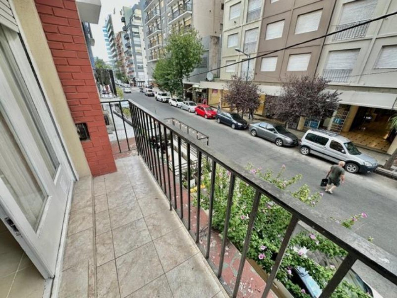 DEPARTAMENTO 3 AMBIENTES CON DEPENDENCIA A LA CALLE.