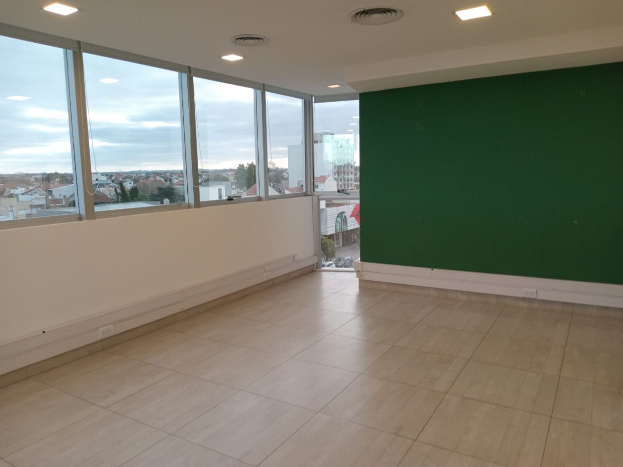 AMPLIA OFICINA CON TERRAZA- ZONA HPC -CHAUVIN