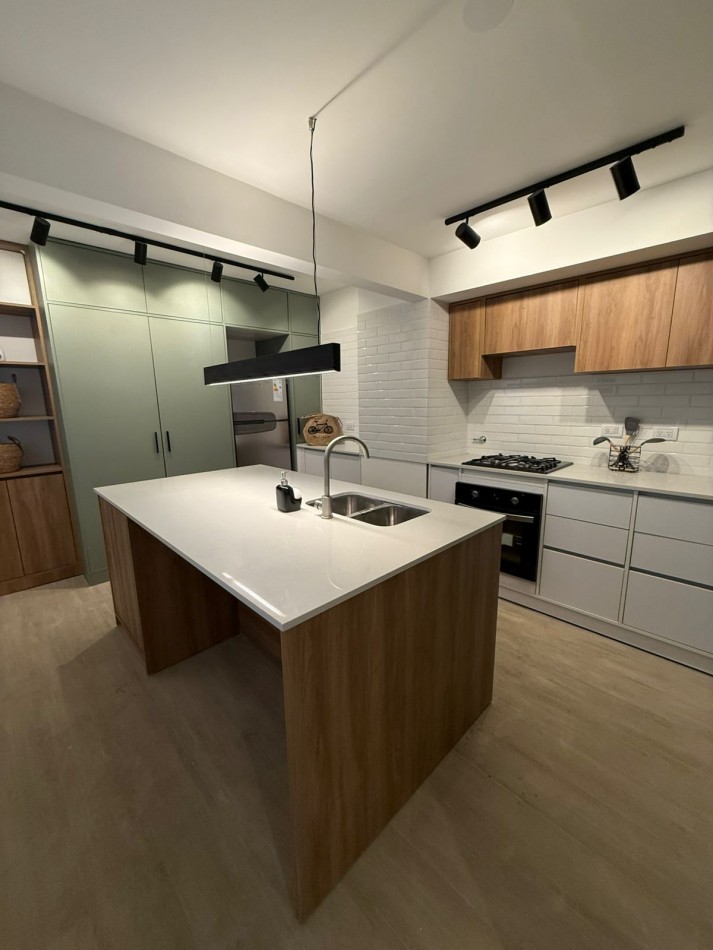Venta departamento semipiso 3 ambientes reciclado a la calle con balcon Plaza Mitre