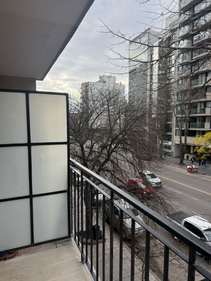 Venta departamento semipiso 3 ambientes reciclado a la calle con balcon Plaza Mitre