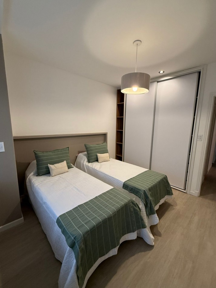 Venta departamento semipiso 3 ambientes reciclado a la calle con balcon Plaza Mitre
