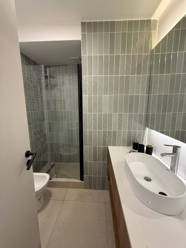 Venta departamento semipiso 3 ambientes reciclado a la calle con balcon Plaza Mitre