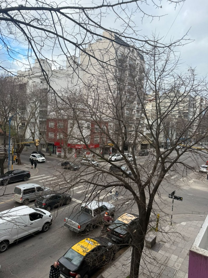Venta departamento semipiso 3 ambientes reciclado a la calle con balcon Plaza Mitre