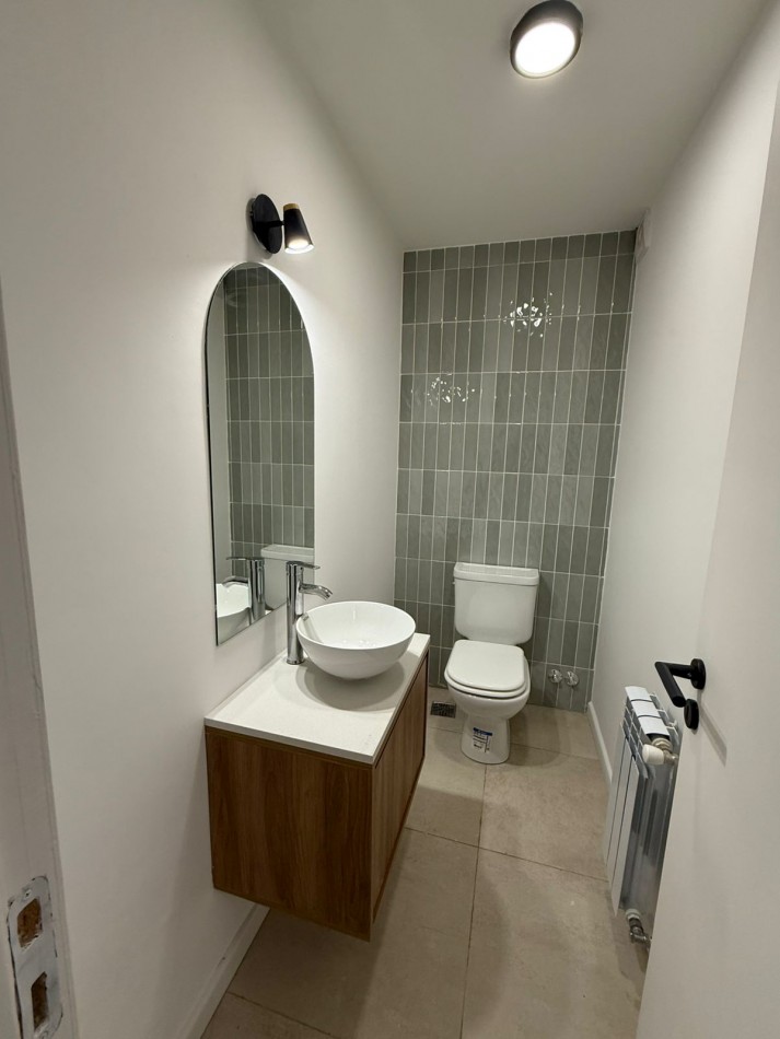Venta departamento semipiso 3 ambientes reciclado a la calle con balcon Plaza Mitre