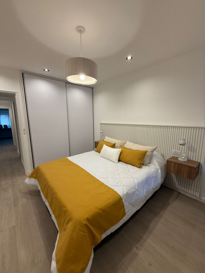 Venta departamento semipiso 3 ambientes reciclado a la calle con balcon Plaza Mitre