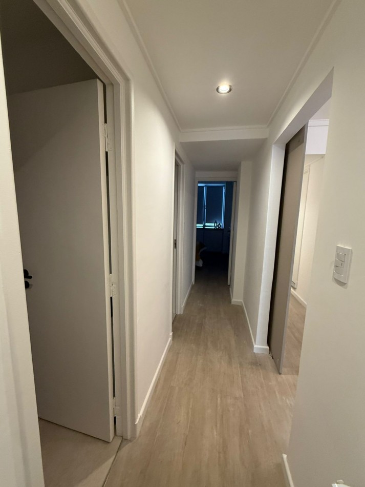 Venta departamento semipiso 3 ambientes reciclado a la calle con balcon Plaza Mitre