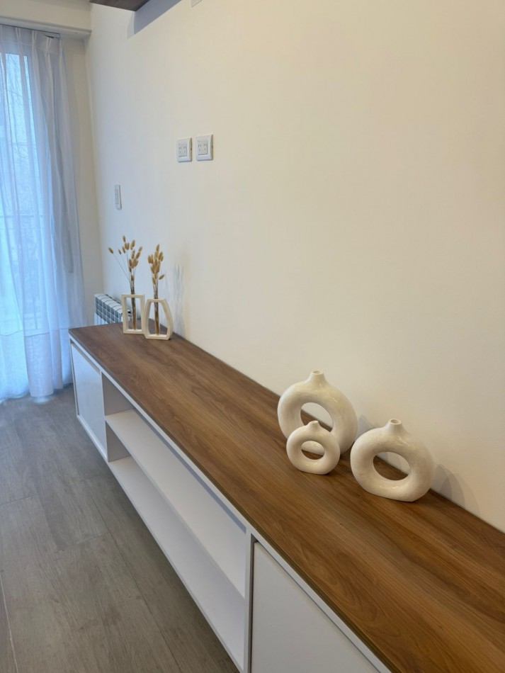 Venta departamento semipiso 3 ambientes reciclado a la calle con balcon Plaza Mitre