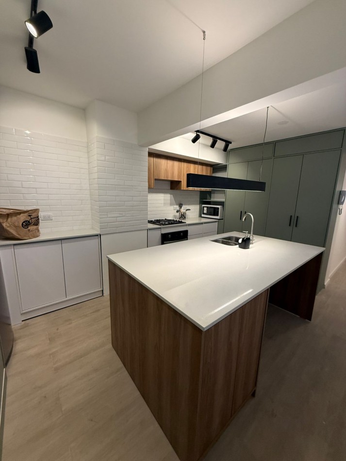Venta departamento semipiso 3 ambientes reciclado a la calle con balcon Plaza Mitre