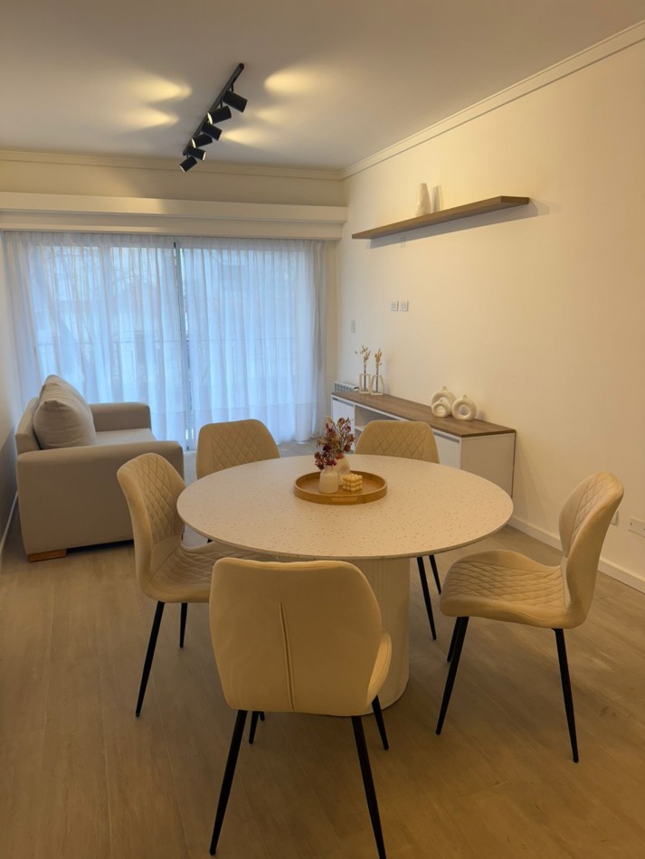 Venta departamento semipiso 3 ambientes reciclado a la calle con balcon Plaza Mitre