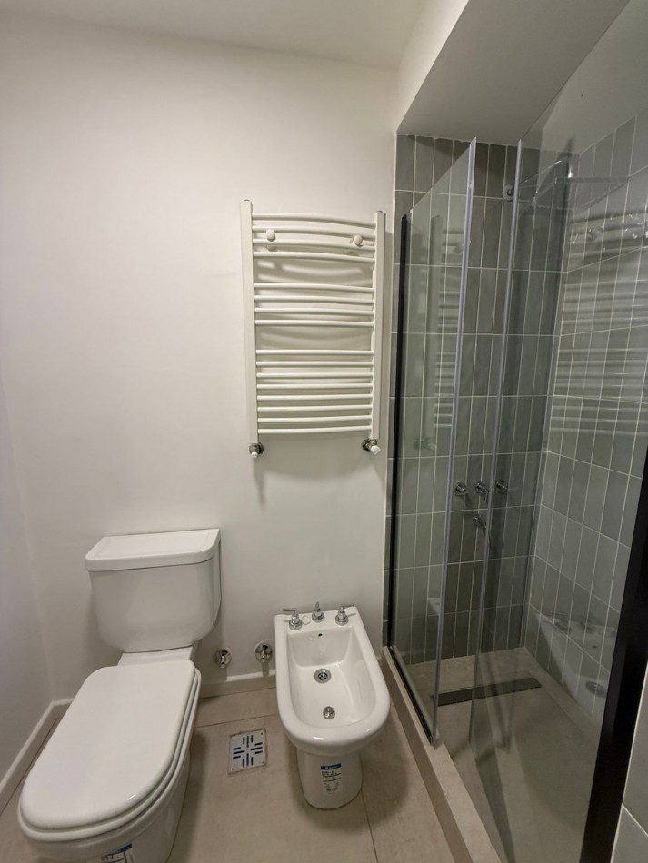 Venta departamento semipiso 3 ambientes reciclado a la calle con balcon Plaza Mitre