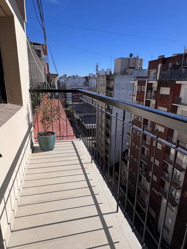 DEPARTAMENTO 3 AMBIENTES RECICLADO  Y EQUIPADO A LA CALLE CON BALCON.