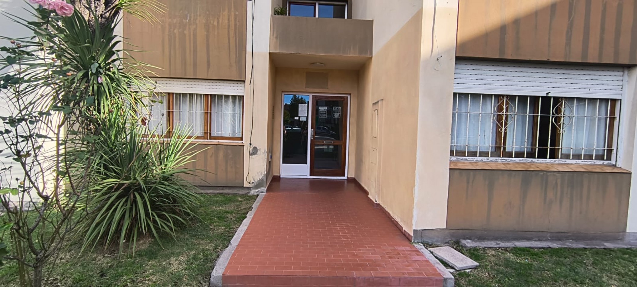 Venta Departamento tres ambientes con cochera descubierta