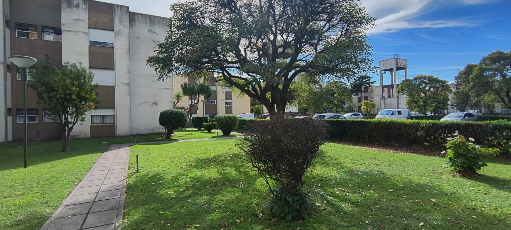 Venta Departamento tres ambientes con cochera descubierta